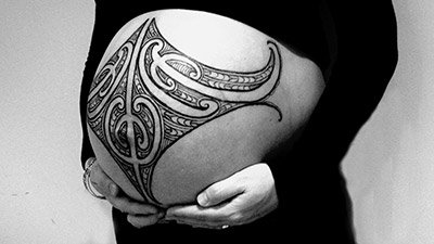 Tattooed puku of a hapū māmā. 