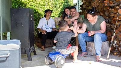 Whānau group having a kōrero with a quit coach. 