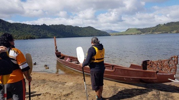 Tane preparing to paddle the waka tētē. 